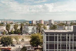een uitzicht op de stad vanuit een gebouw bij Luxury Collection Studios at Q Residence Palas Mall in Iaşi