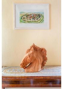 eine Statue eines Pferdes auf einem Tisch in der Unterkunft 106 Lodge in Siena