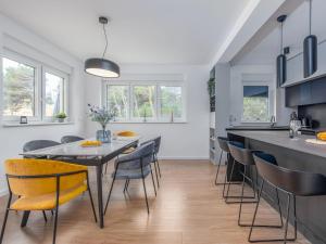 eine Küche und ein Esszimmer mit Tisch und Stühlen in der Unterkunft Brand new Villa 'Maslina' with Pool in Povljana + 57 Fotos