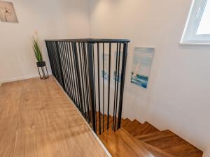 eine Treppe mit schwarzen Geländern in einem Zimmer in der Unterkunft Brand new Villa 'Maslina' with Pool in Povljana