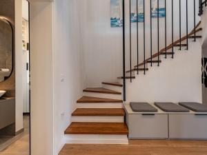 eine Treppe in einem Haus mit weißen Wänden in der Unterkunft Brand new Villa 'Maslina' with Pool in Povljana