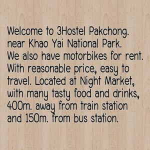 una pagina di un testo che descrive un parco di Three Hostel at Night Market Pakchong a Ban Sao Thong