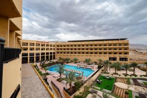 uma vista aérea de um hotel com uma piscina em East hotel em Sowayma