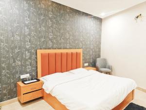 Hotel Divine Inn客房内的一张或多张床位