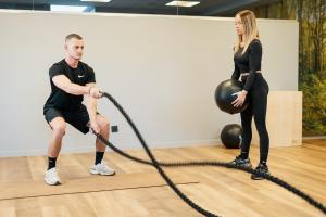 een man en een vrouw met een touw in een sportschool bij Hotel Verviers Van der Valk in Verviers