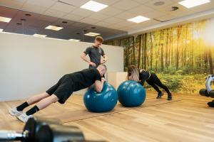 un grupo de personas en un gimnasio con pelotas de ejercicio en Hotel Verviers Van der Valk, en Verviers