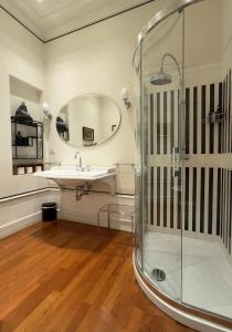 een badkamer met een wastafel en een spiegel bij Chez papa in Ravenna