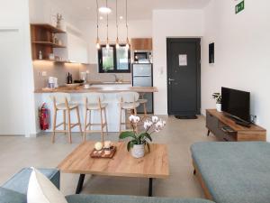 a living room with a table and a kitchen at Cream Cozy Getaway - 3 Pearls Pool Retreat in Dhémbla