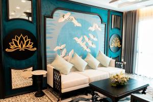 uma sala de estar com um sofá com pássaros na parede em TUI BLUE Tuy Hoa em Tuy Hoa