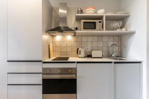 Kitchen o kitchenette sa The Rose 305- Modern Studio in the Heart of the City