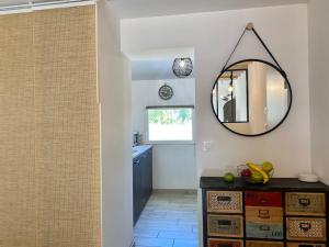 uma casa de banho com um espelho na parede e um balcão em Villa Maya - 4 Amellau - AVIGNON - CLIM - WIFI em Avignon