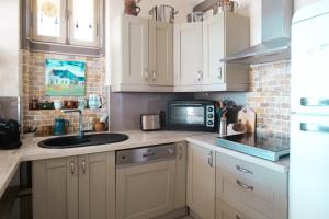 Η κουζίνα ή μικρή κουζίνα στο Charmant appartement vue mer Les Sables - 2 personnes +10 φωτογραφίες