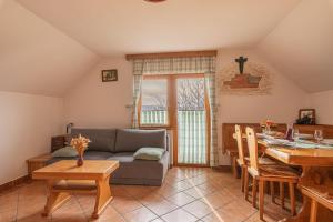 sala de estar con sofá y mesa en Vineyard Cottage Rataj 1 Hot Tub - Happy Rentals, en Novo Mesto