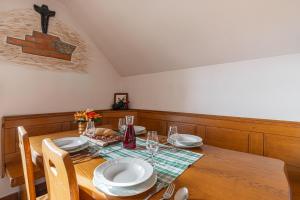 una sala da pranzo con tavolo e croce sul muro di Vineyard Cottage Rataj 1 Hot Tub - Happy Rentals a Novo Mesto Altre 16 foto
