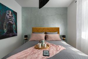 Un dormitorio con una cama y una bandeja. en Green Nest, ground floor apt with garden & garage, en Medulin