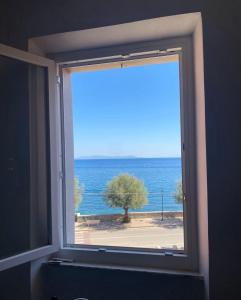 a window with a view of the ocean at Le finestre sul mare in Rio Marina