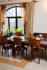 uma sala de jantar com uma mesa e cadeiras e uma janela em Resort Bali Spa em Cornu de Jos