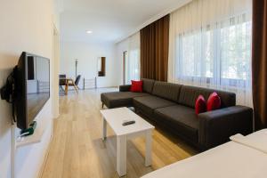 a living room with a couch and a table at Keyif Pansion & Aparts in Cıralı