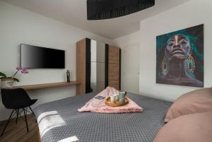 Postel nebo postele na pokoji v ubytování Green Nest, ground floor apt with private garden & garage - NEW IN 2024!