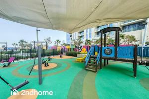 un parque infantil en un edificio con zona de juegos en Brandnew Building - Aykon Tower, Business Bay en Dubái