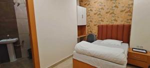 Hotel Divine Inn客房内的一张或多张床位