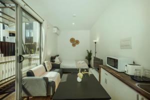 Adelaide的住宿－Stellar Residence #2，客厅配有沙发和桌子