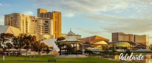 um horizonte da cidade com edifícios altos e um parque em Stellar Residence #2 em Adelaide