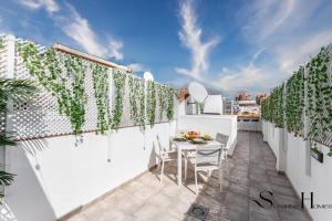 un patio avec une table et des chaises sur un balcon dans l'établissement Central Seaside Lux 1min away to beach with Terrace, à Fuengirola