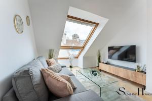 un salon avec un canapé et une télévision dans l'établissement Central Seaside Lux 1min away to beach with Terrace, à Fuengirola