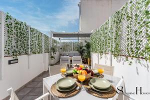 une table avec un bol de fruits sur un balcon dans l'établissement Central Seaside Lux 1min away to beach with Terrace, à Fuengirola