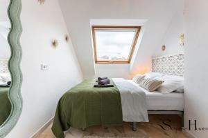 une petite chambre avec un lit et une table dans l'établissement Central Seaside Lux 1min away to beach with Terrace, à Fuengirola