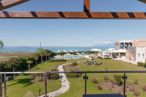 vistas al océano desde el balcón de una casa en Restia Suites Exclusive Resort -Adults Only en Almiros Beach