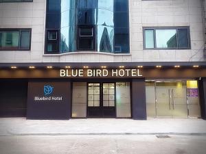 ein Gebäude mit einem blauen Vogelhotel-Schild darauf in der Unterkunft 인천 연수 블루버드호텔 Bluebird Hotel in Incheon