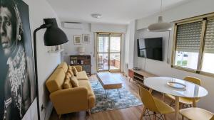 ein Wohnzimmer mit einem Sofa und einem Tisch in der Unterkunft El aparta de Ampa in Playa de Gandia