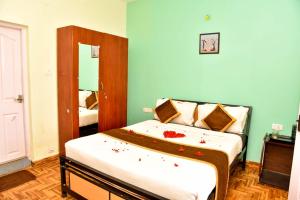 Postel nebo postele na pokoji v ubytování Phoenix View Stay Ooty