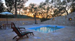Bazén v ubytování Dive into Summer - Kirki's Cozy Pool Gem on Paxoi nebo v jeho okolí + 16 fotografií