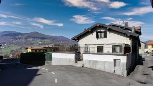 una casa al lado de una carretera en Italianway - Panoramic Dream House en San Fedele Intelvi