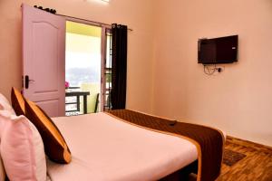 TV a/nebo společenská místnost v ubytování Phoenix View Stay Ooty
