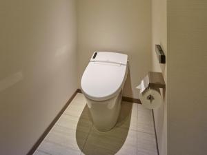 een badkamer met een wit toilet in een kamer bij Hotel The Celestine Ginza in Tokyo