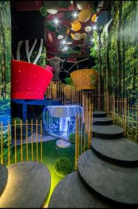 ein Zimmer mit einer Reihe von Stühlen und Topfpflanzen in der Unterkunft Arte Plus by Stay Relax in Kuala Lumpur