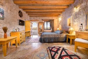 Кровать или кровати в номере Cappadocia Acer Cave Hotel