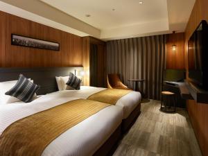 een hotelkamer met een groot bed en een bureau bij Mitsui Garden Hotel Otemachi - Tokyo in Tokyo
