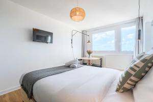 ein weißes Schlafzimmer mit einem Bett und einem Fenster in der Unterkunft Lille Hellemmes - Nice studio with parking ! in Lille + 9 Fotos