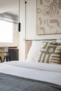 Un pat sau paturi într-o cameră la Lille Hellemmes - Nice studio with parking !