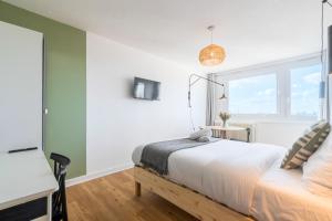 ein Schlafzimmer mit Bett, Schreibtisch und Fenster in der Unterkunft Lille Hellemmes - Nice studio with parking ! in Lille