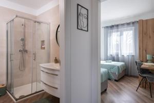Koupelna v ubytování Green Nest, ground floor apt with private garden & garage - NEW IN 2024!