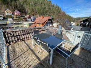 een tafel en stoelen op een terras met uitzicht bij Self-check-in zentrale Fewos in Triberg - Nah am Wasserfall - in Triberg