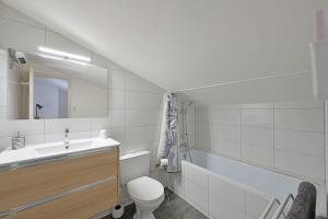 Un baño con lavabo, inodoro y bañera. en La TOUR DES TEINTURIERS - AC CLIM - WiFi - BALCON, en Aviñón