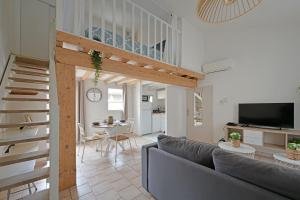 ein Wohnzimmer mit einem Sofa und einem Esszimmer in der Unterkunft La TOUR DES TEINTURIERS - AC CLIM - WiFi - BALCON in Avignon