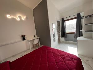 1 dormitorio con alfombra roja en el suelo en Unplug b&b, en Quartu SantʼElena